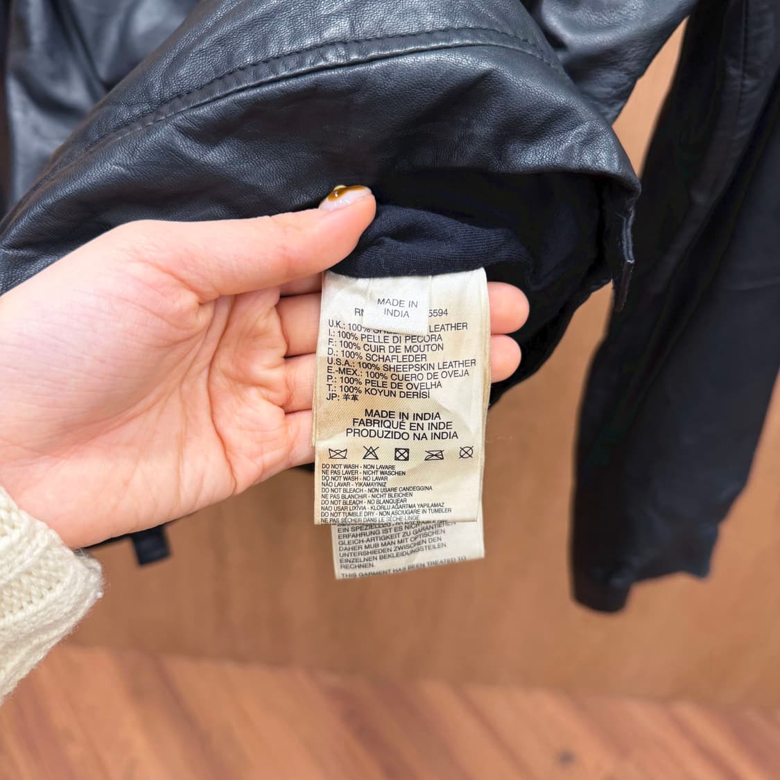 디젤 양가죽 레더 자켓 로고 금속 라벨 소매 지퍼 디테일 레귤러핏 블랙 상품이미지8