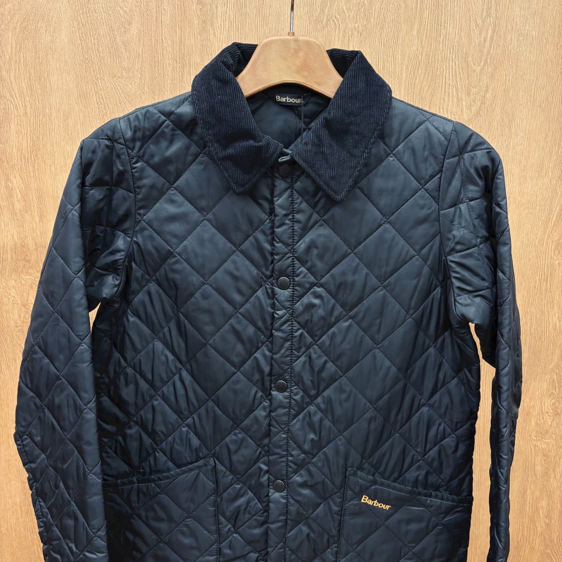 바버 경량 퀄팅 자켓 코듀로이 카라 스냅 버튼 패치 포켓 디테일 블랙 상품이미지4