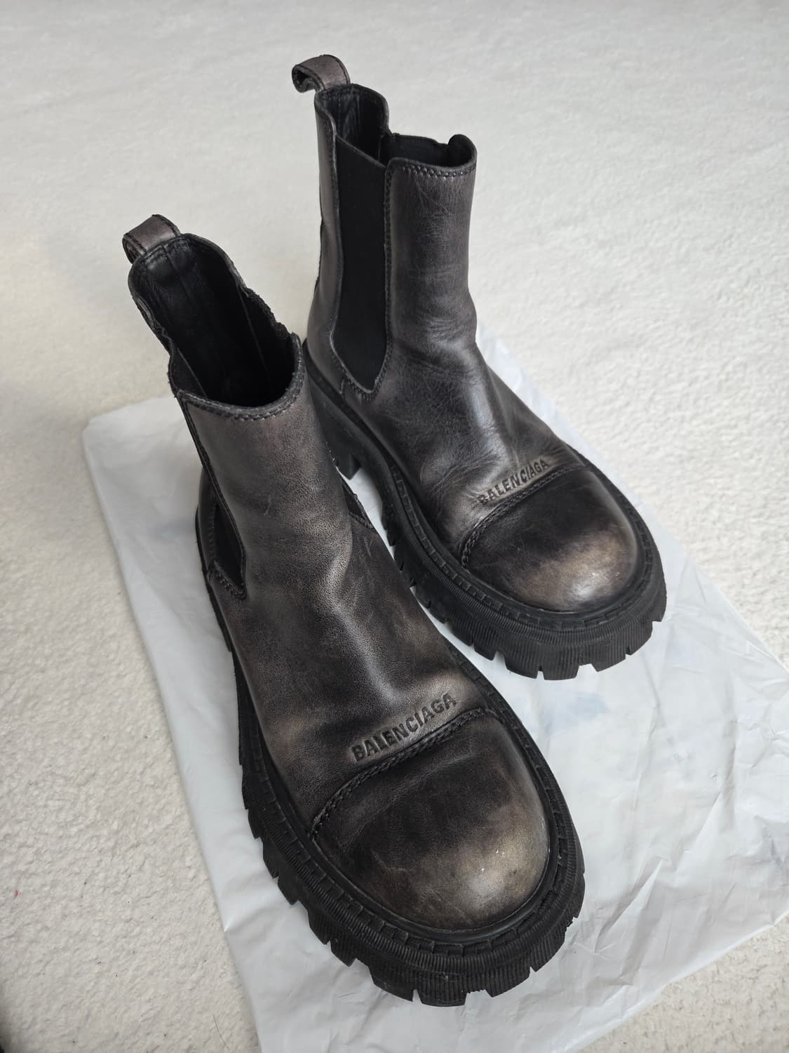 *매우 희귀 모델* 발렌시아가 트랙터 디스트레스드 부츠 상품이미지1