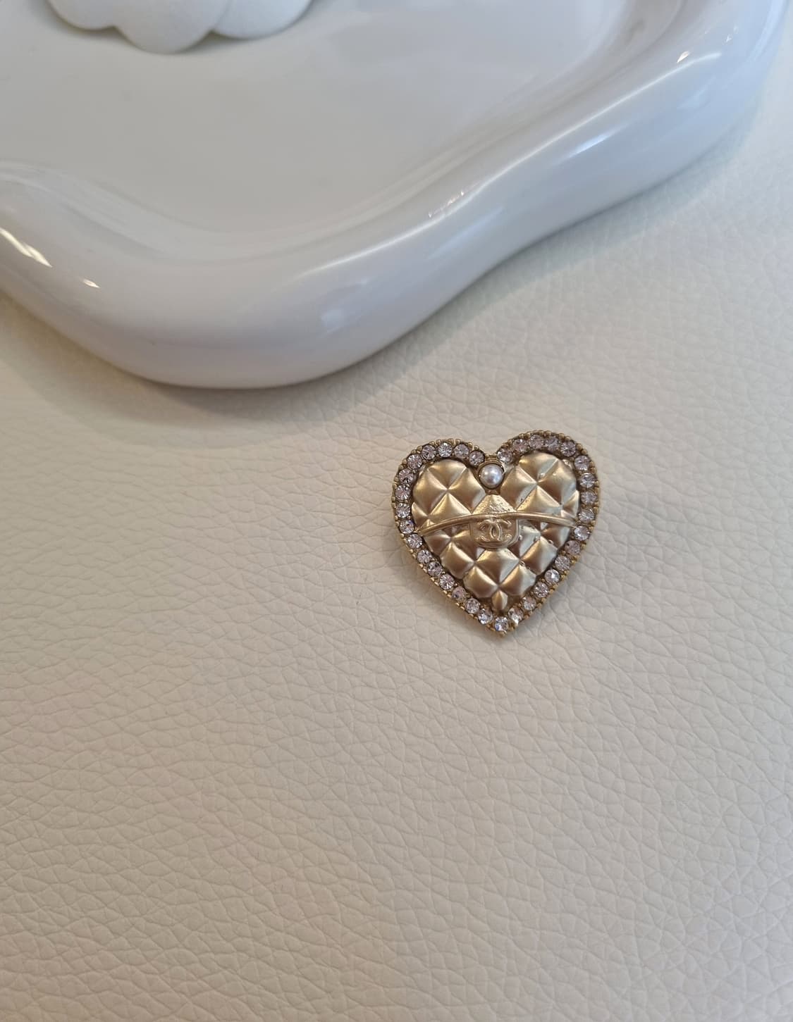 샤넬 퀼팅하트 보석장식 CC 금장 미니 브로치 업사이클링 상품이미지2