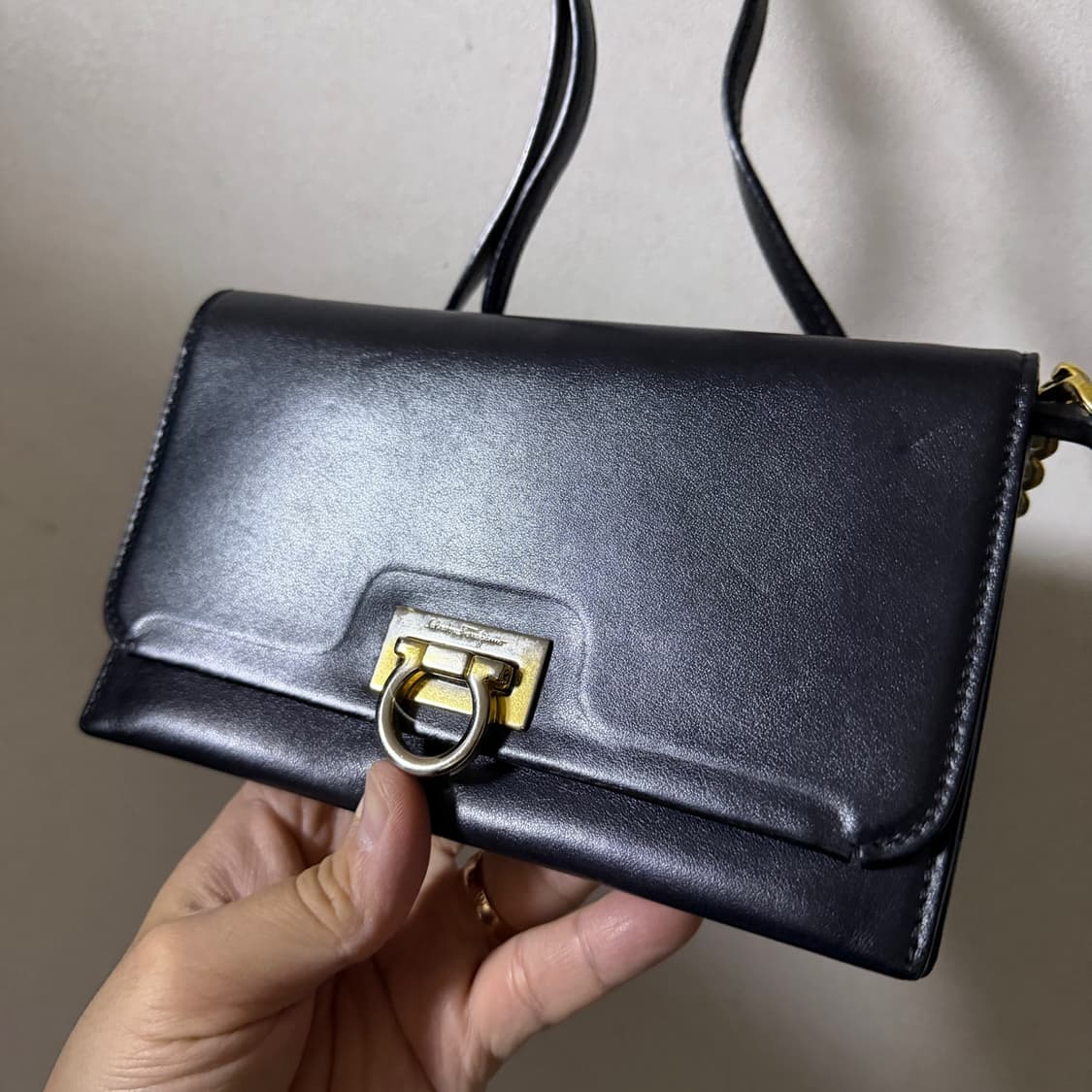 페라가모 간치니 금장 미니 크로스백  상품이미지1