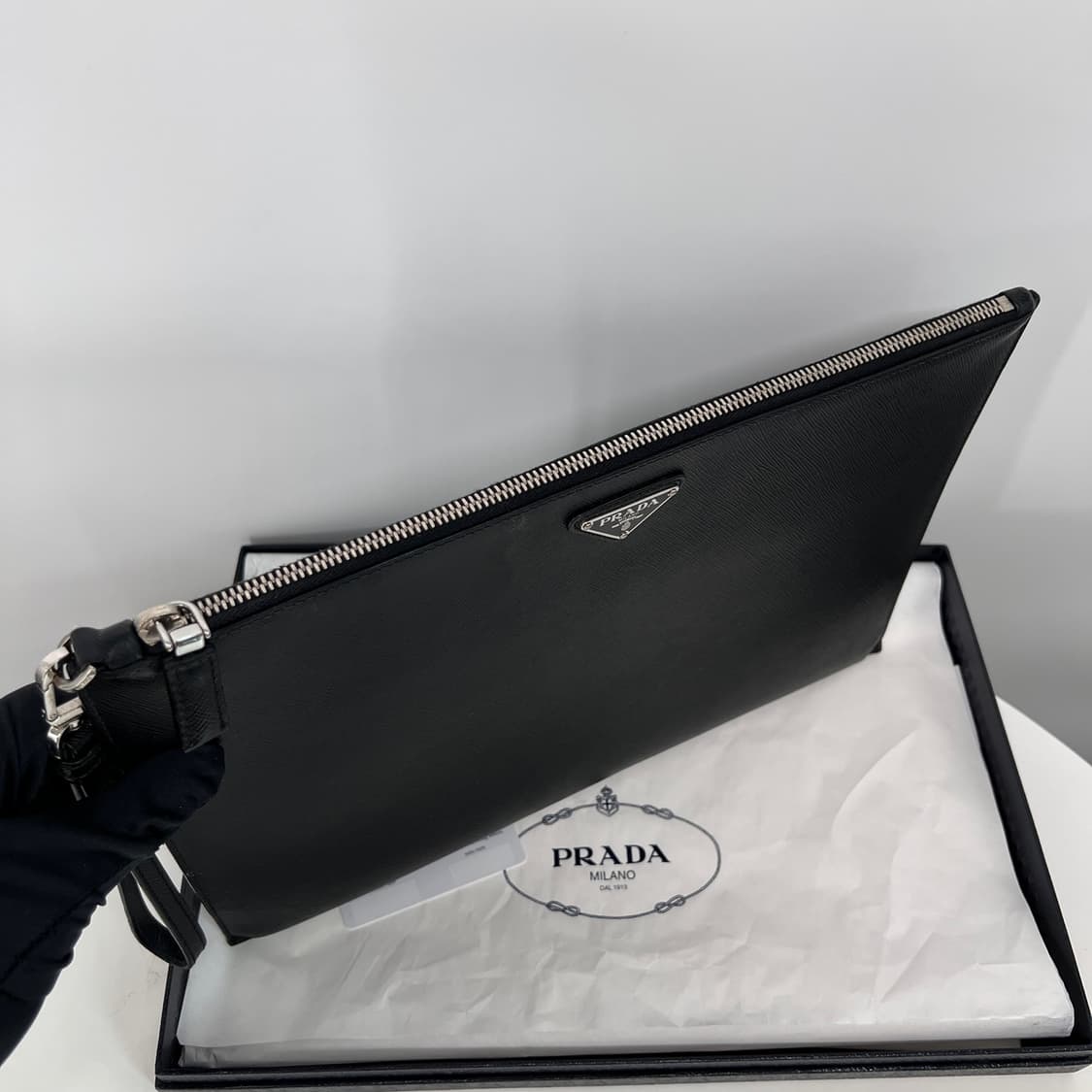 프라다 사피아노 삼각로고 클러치백 블랙 (2NH001) 상품이미지6