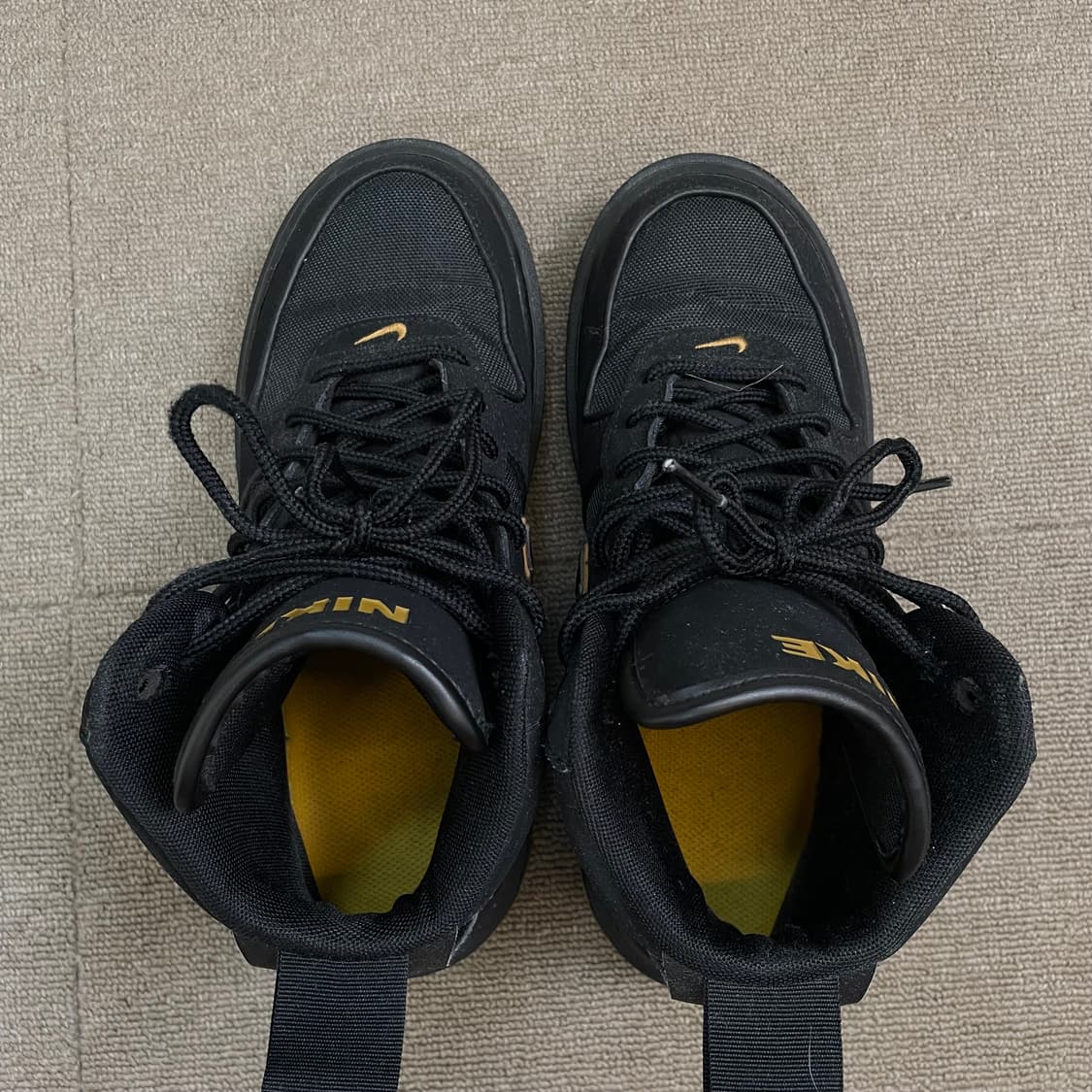 나이키 에어포스 1 부츠 코듀라 블랙 골드 DO6702-001 245 상품이미지4