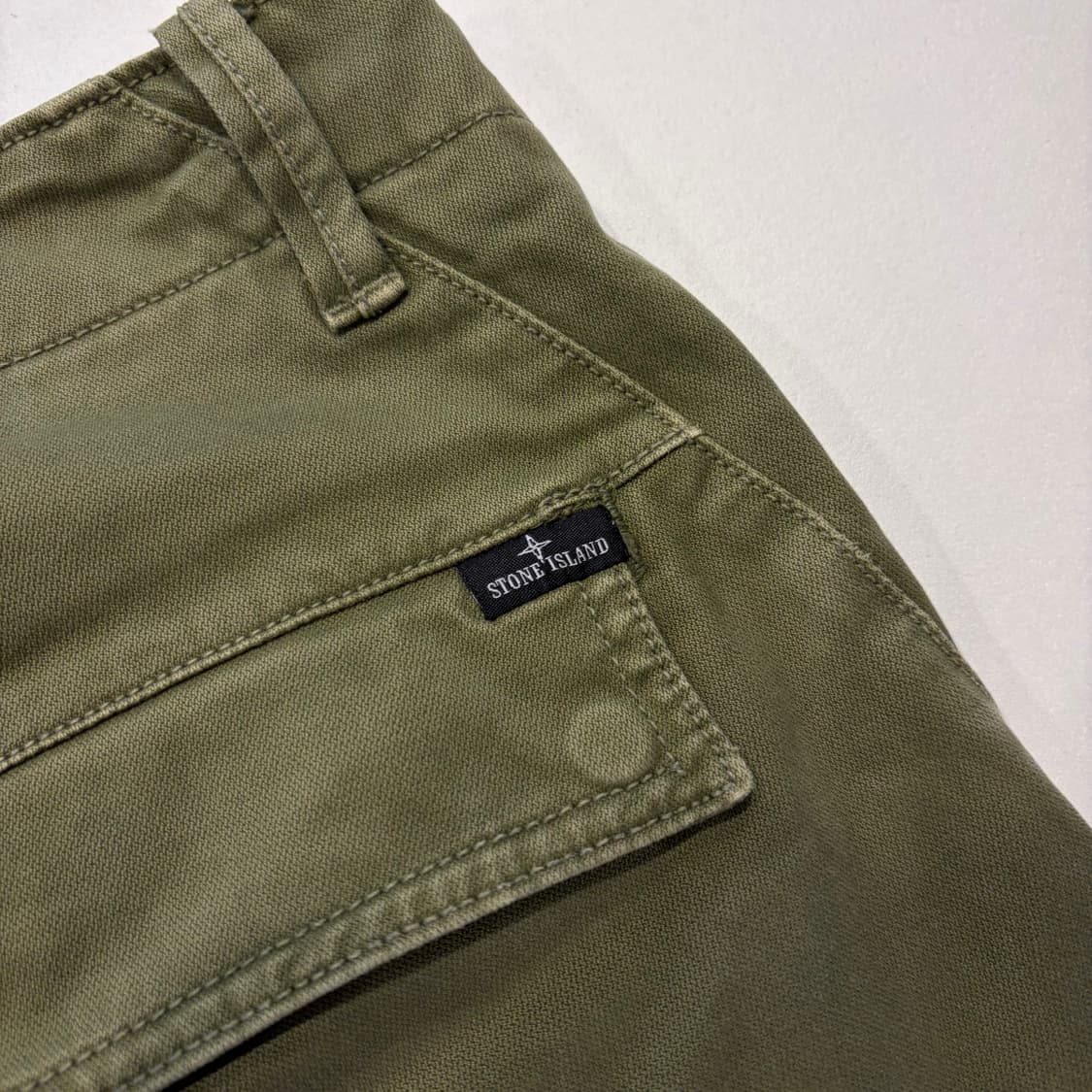 [33] 스톤아일랜드 자수 사선 카고 포켓 팬츠 카키 D859 상품이미지4