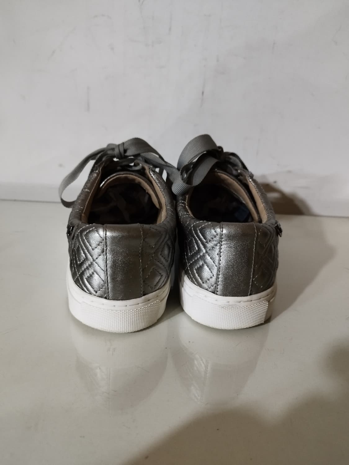 240mm 7m 토리버치 퀼팅 실버 메탈릭 스니커즈 상품이미지8