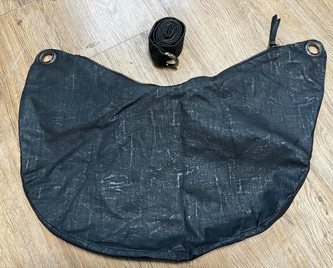 MMGL 링클드 레더 크로스백 블랙 상품이미지4