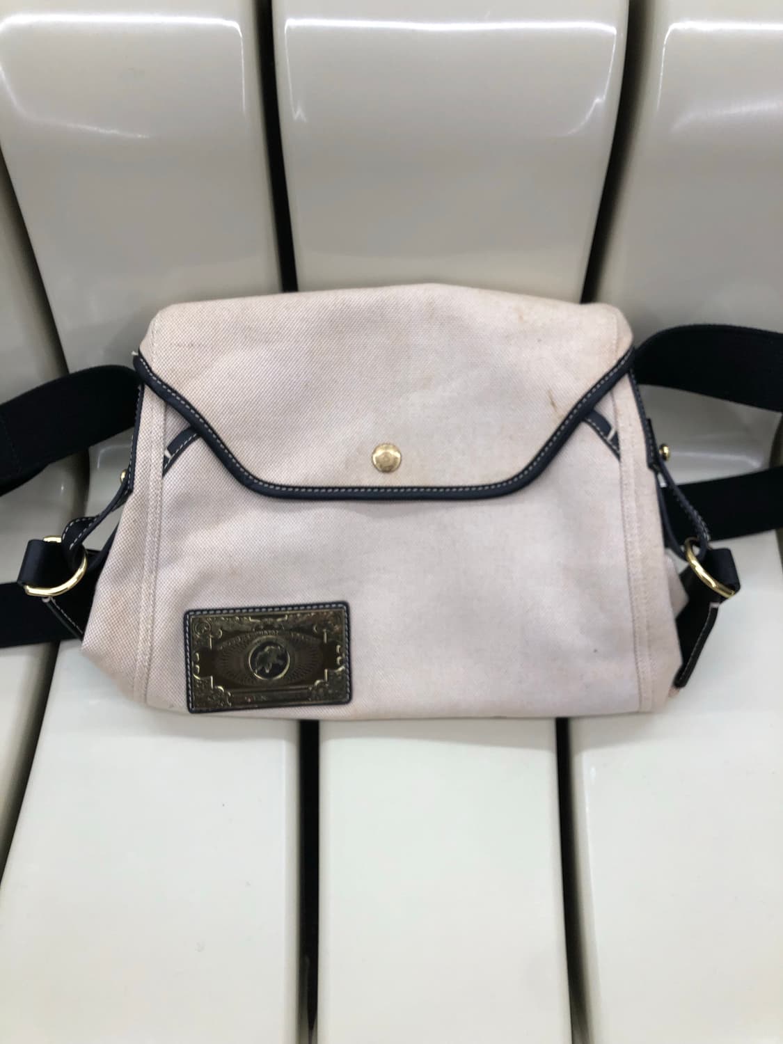 헌팅월드 캔버스 크로스백 상품이미지1