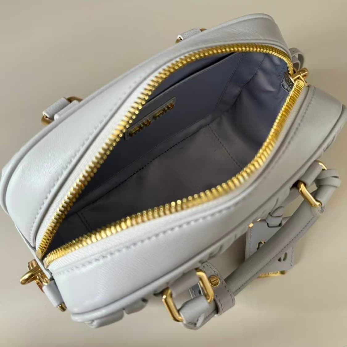 미우 미우 마테라쎄 나파 가죽 탑 핸들백 콘플라워 상품이미지4