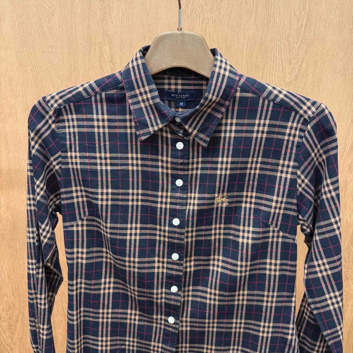 버버리 런던 코튼 긴팔 체크 셔츠 로고 자수 디테일 슬림핏 네이비 상품이미지4