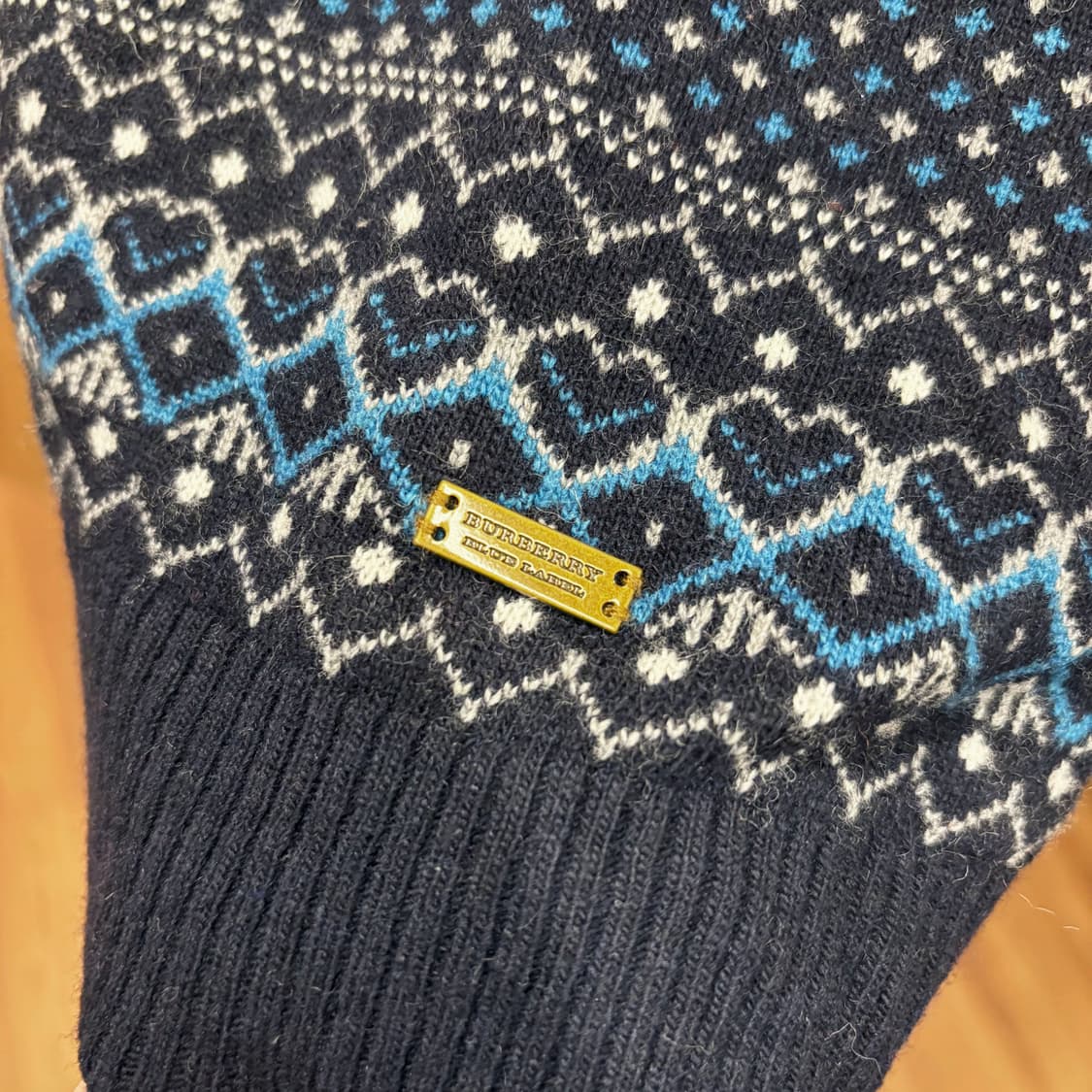 버버리 블루 라벨 라운드넥 니트 자카드 패턴 골드 버튼 디테일 네이비 상품이미지7