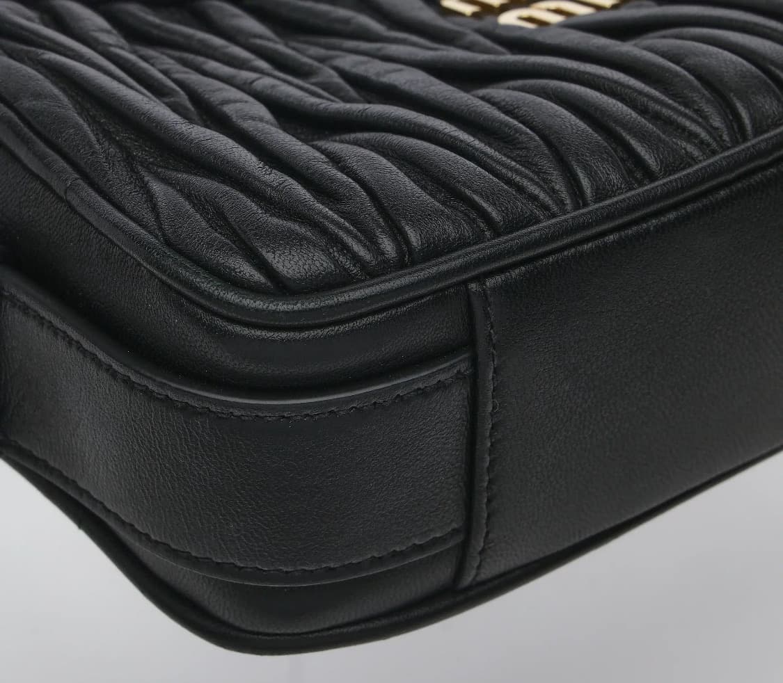 [S급] 미우미우 마테라쎄 나파 가죽 숄더백 블랙 판매합니다!!! 상품이미지5