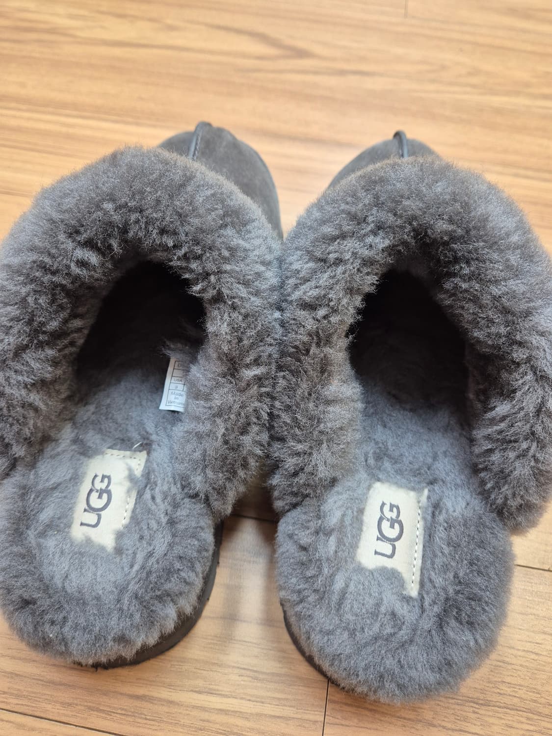 UGG 어그 슬리퍼 260사이즈 판매합니다. 털이 복슬복슬해서 겨울에 따 상품이미지8