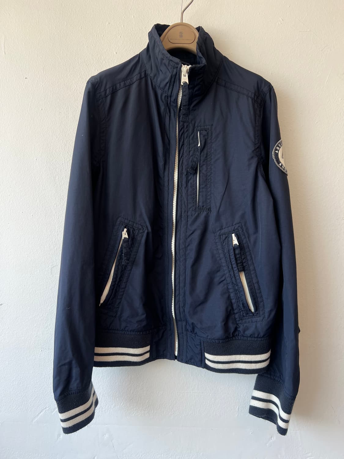 아베크롬비앤피치 남성 네이비 바람막이점퍼 간절기점퍼 상품이미지2