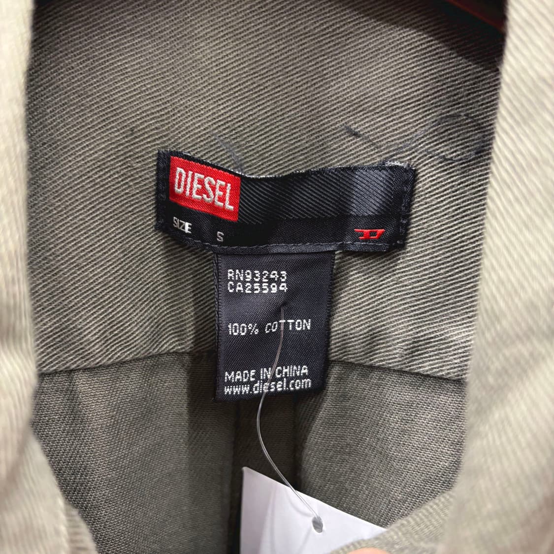 디젤 코튼 긴팔 셔츠 집업 포켓 어깨 견장 소매 로고 프린팅 디테일 카키 상품이미지8