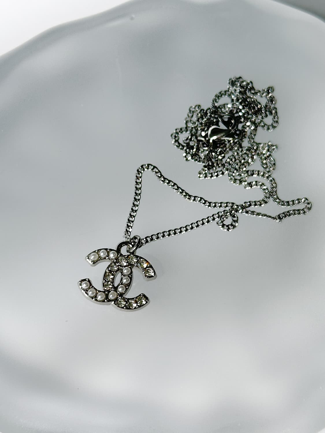 샤넬 cc로고 하프 진주 업사이클링 목걸이 실버 상품이미지1