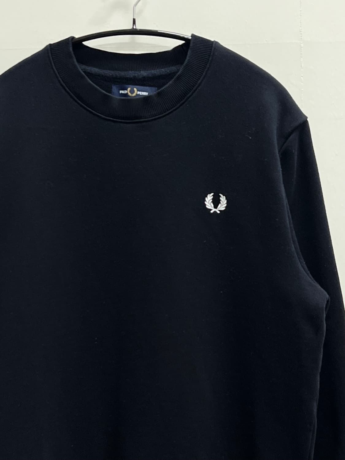 (L) 프레드페리 자수로고 맨투맨 블랙 상품이미지3