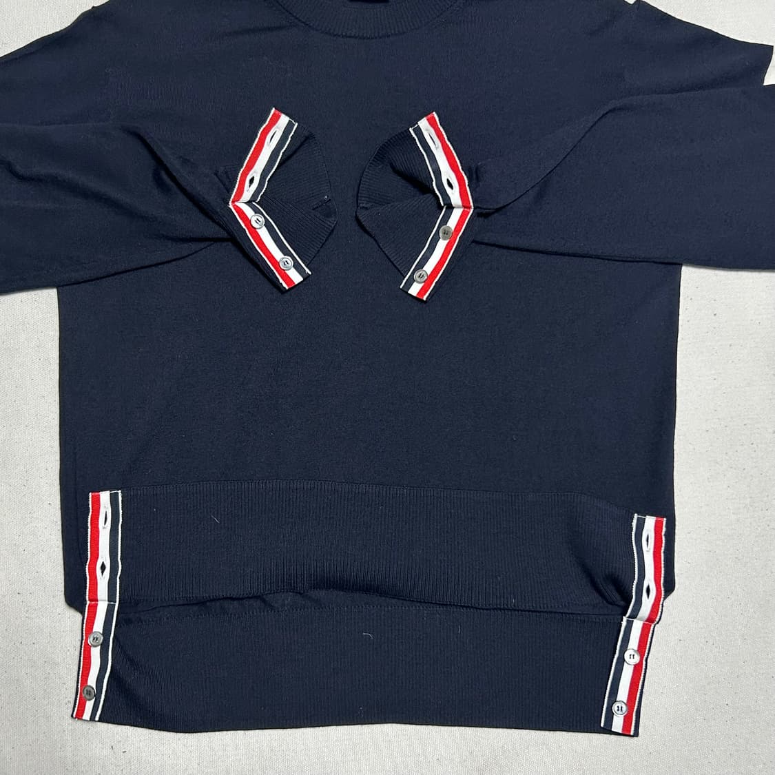 3 톰 브라운 네이비 U넥 니트 상품이미지4