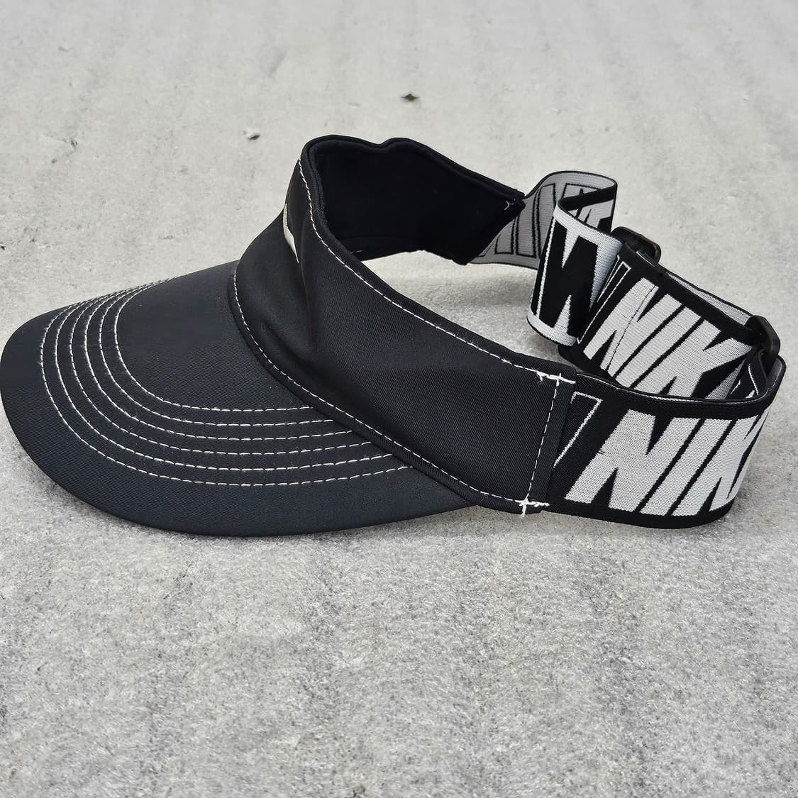 나이키 로고가 돋보이는 블랙 색상의 썬캡 상품이미지3