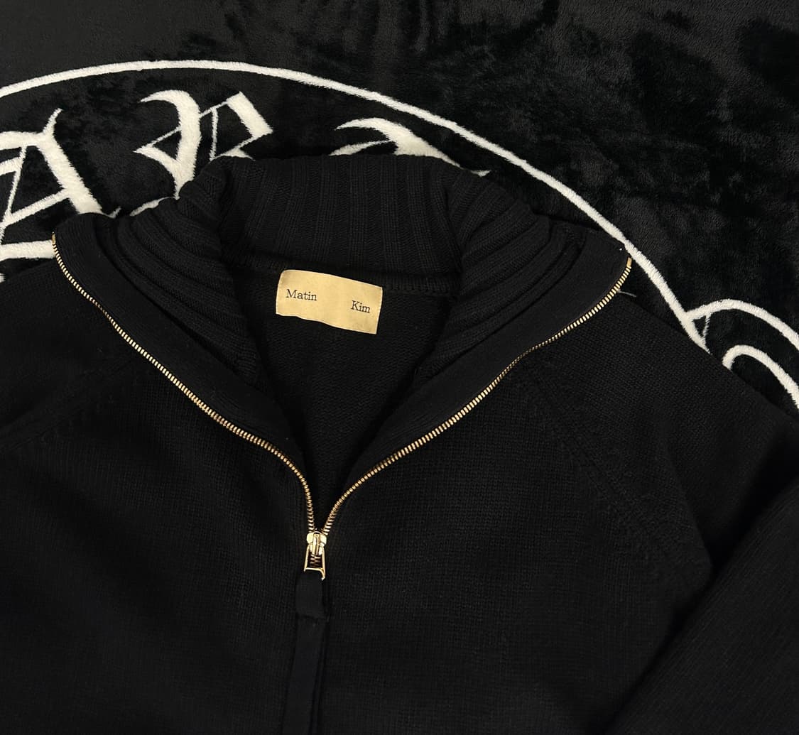 마뗑킴 백로고 하이넥 니트 집업 (m) 상품이미지4