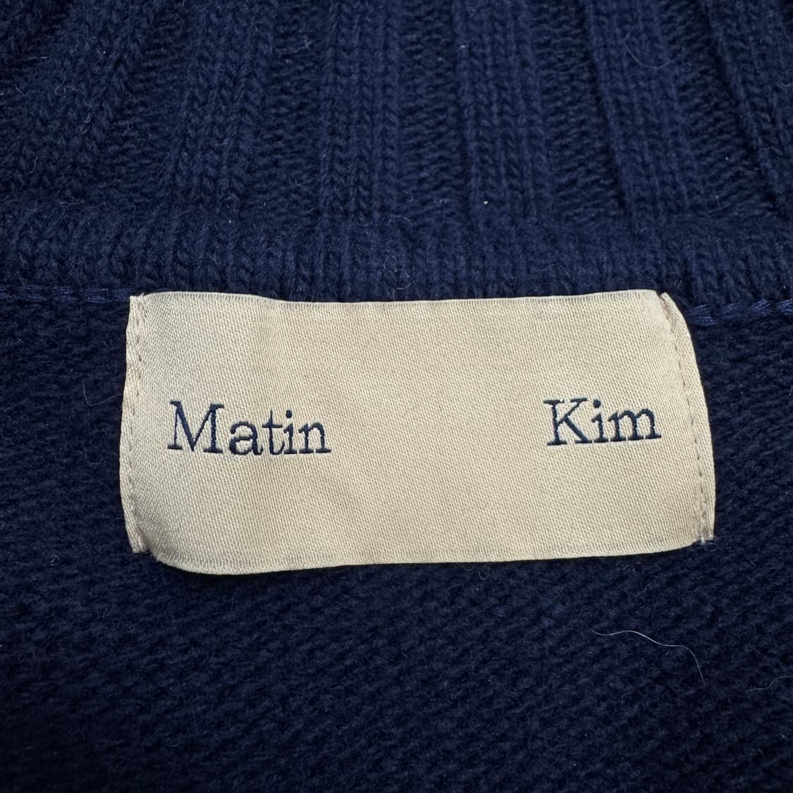 마뗑킴 스펠포인트 하이넥 백로고 니트집업 상품이미지5