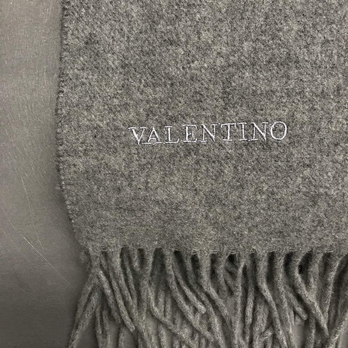 발렌티노 로고 그레이 머플러 상품이미지4