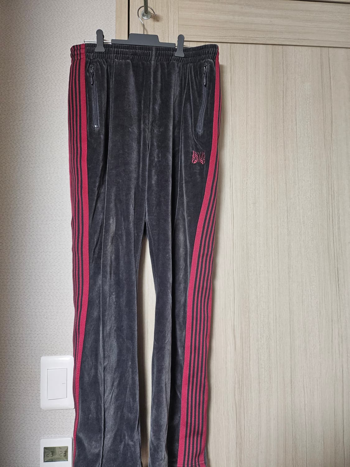 니들스 벨루어 트랙팬츠 차콜 상품이미지1