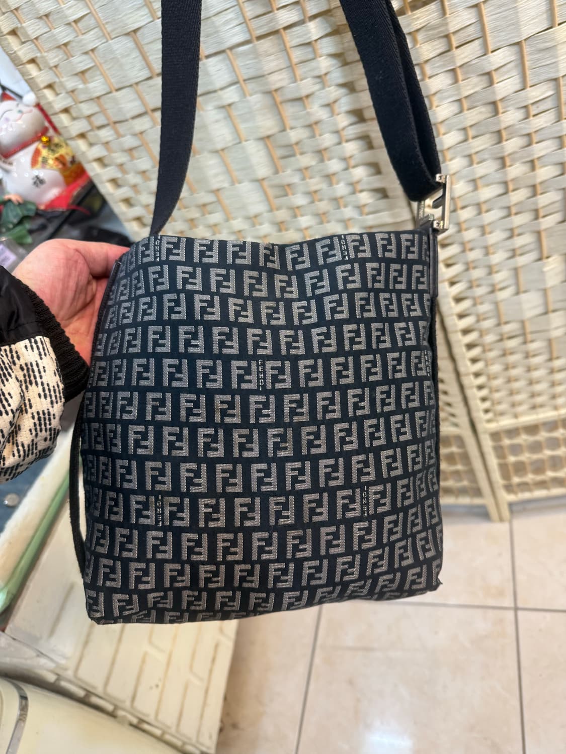 정품 펜디 주카 크로스백 팝니다 상품이미지3