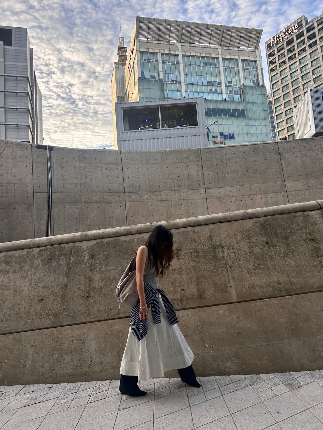 (착용샷 O) 파르티멘토 우먼 플레어 맥시 스커트 상품이미지4