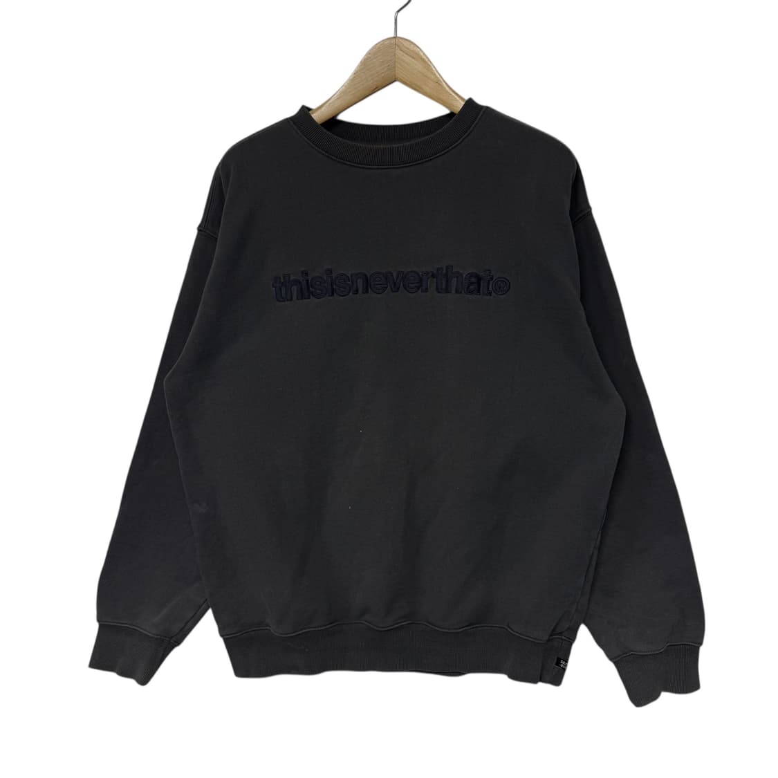 디스이즈네버댓 자수로고 맨투맨 상품이미지1