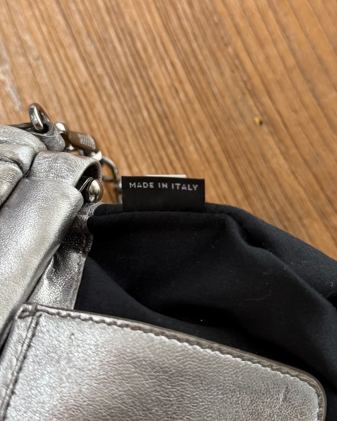 미우미우 실버 마테라쎄 클러치 상품이미지9