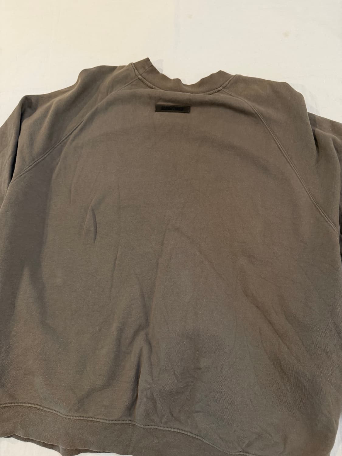 에센셜 피어오브갓 리플렉티브 로고 맨투맨 타우페 올리브 상품이미지3