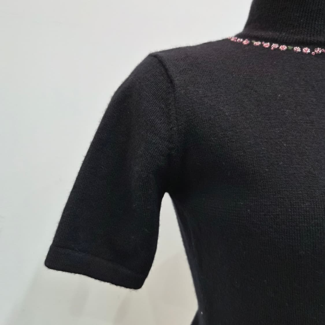 일본 수공 꽃비즈 자수 블랙 하이넥 반팔 니트  상품이미지6