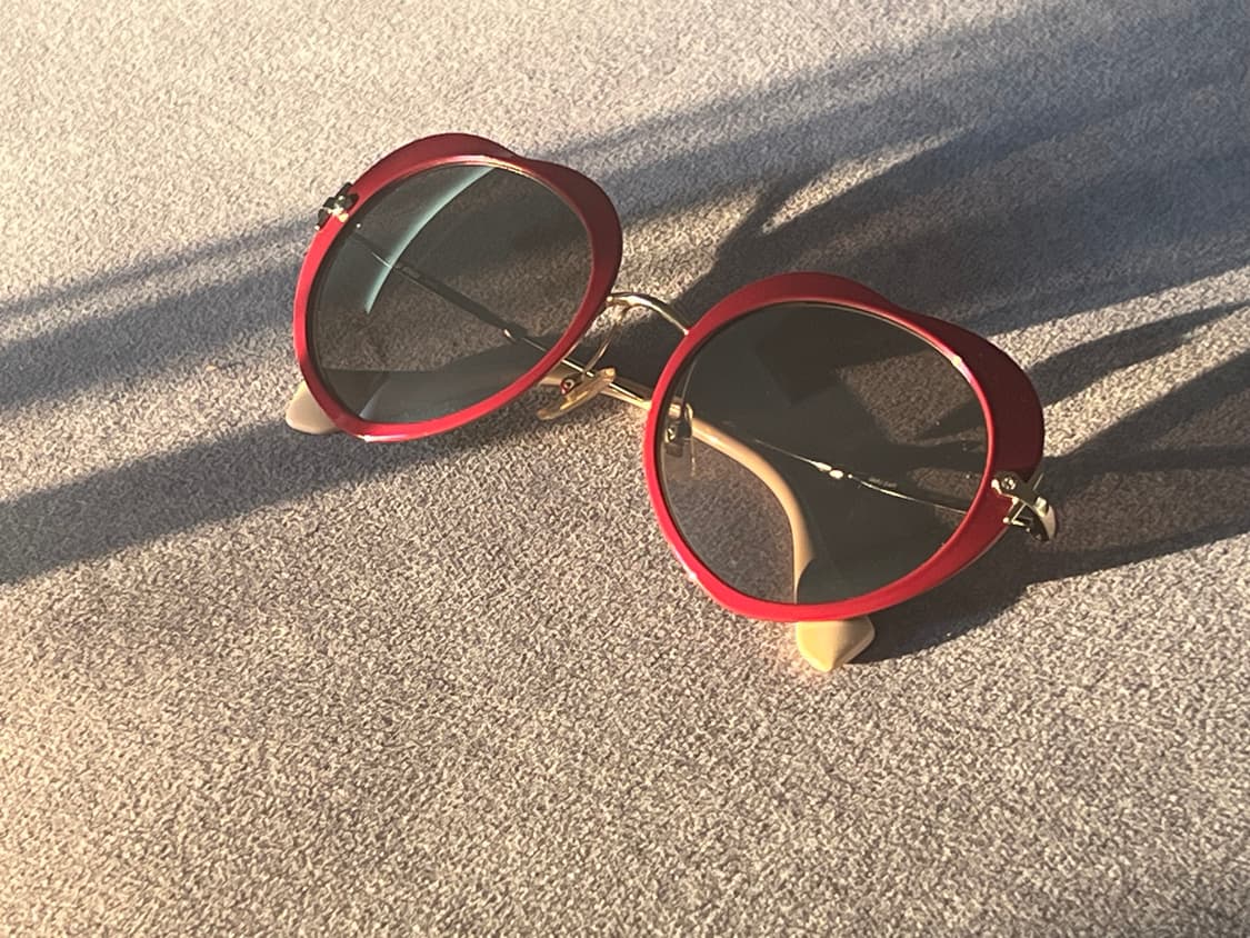 미우미우 레드 하트 선글라스  상품이미지4