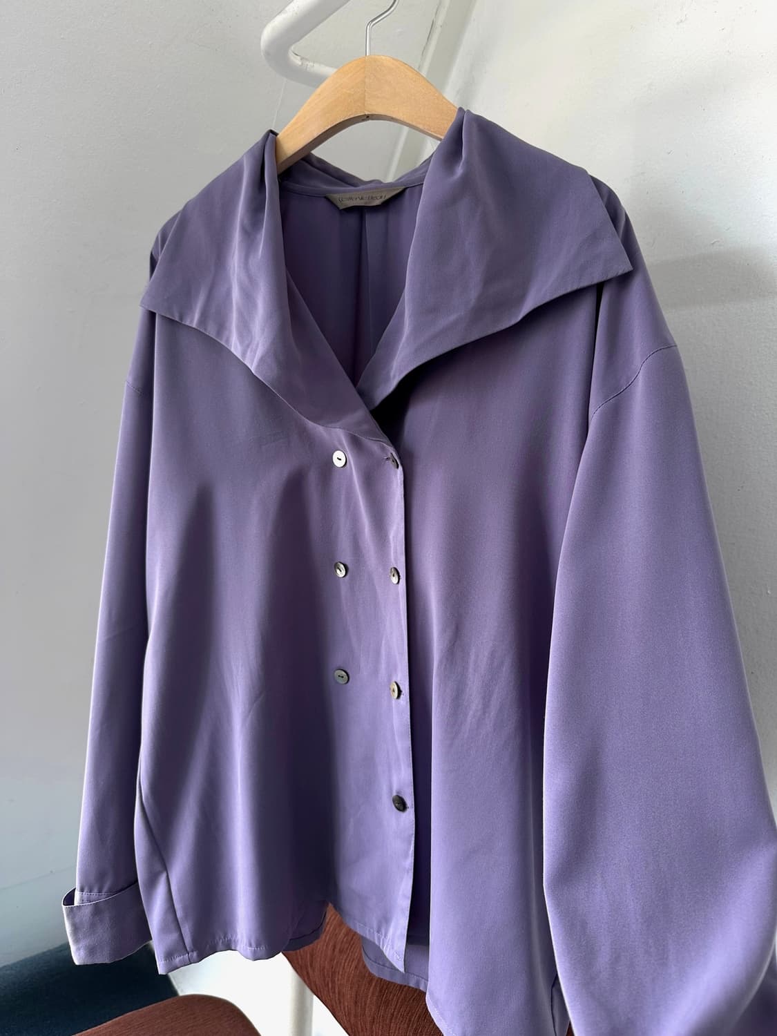 Silky fabric design wide collar blouse s 상품이미지1