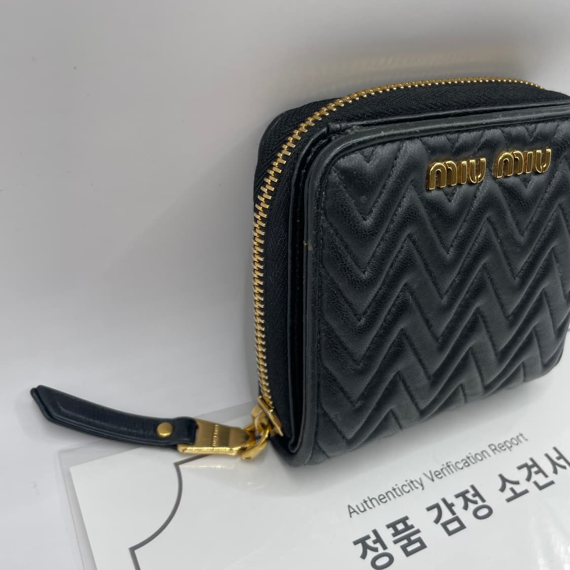 미우미우 로고 마테라쎄 지퍼 반지갑 상품이미지2