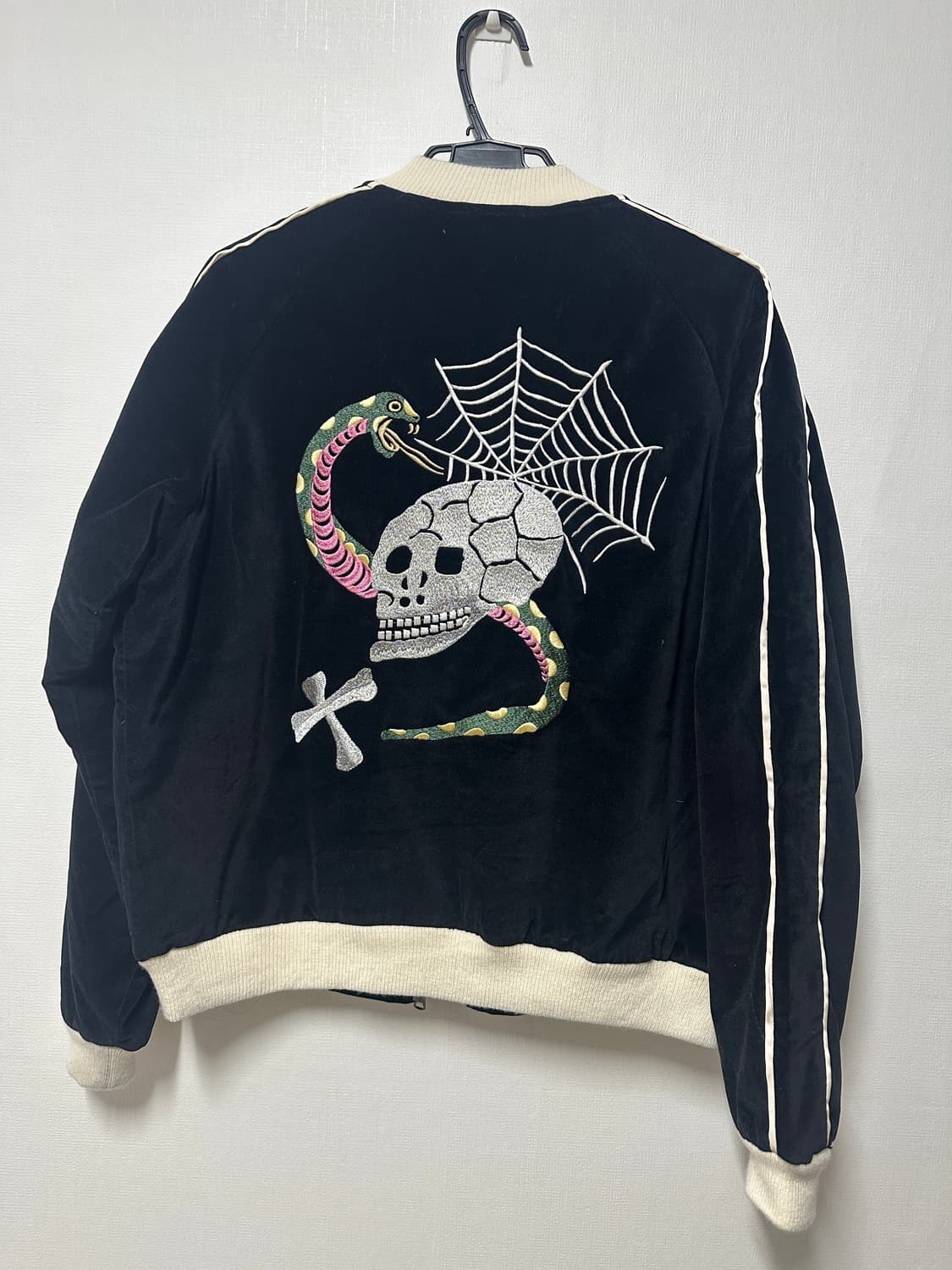 아웃스탠딩 해골 수베니어 자켓 블랙 벨벳 L사이즈 상품이미지2