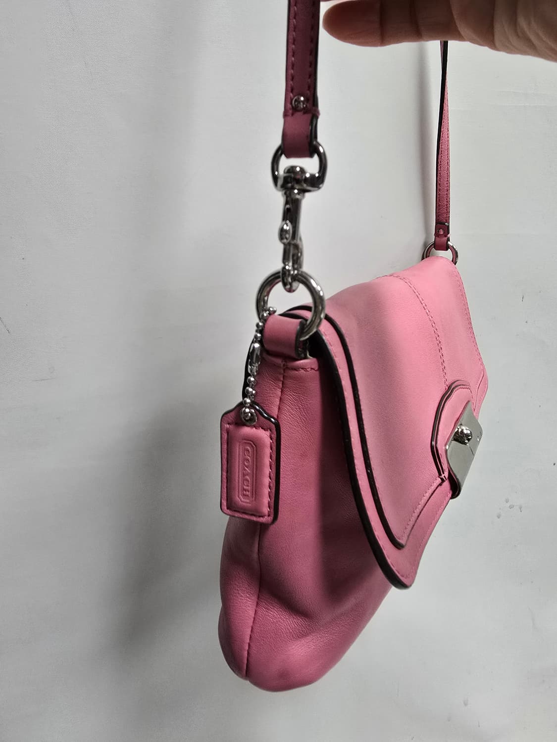 코치 핑크 은장 크리스 슬릿 미니 크로스백 상품이미지3