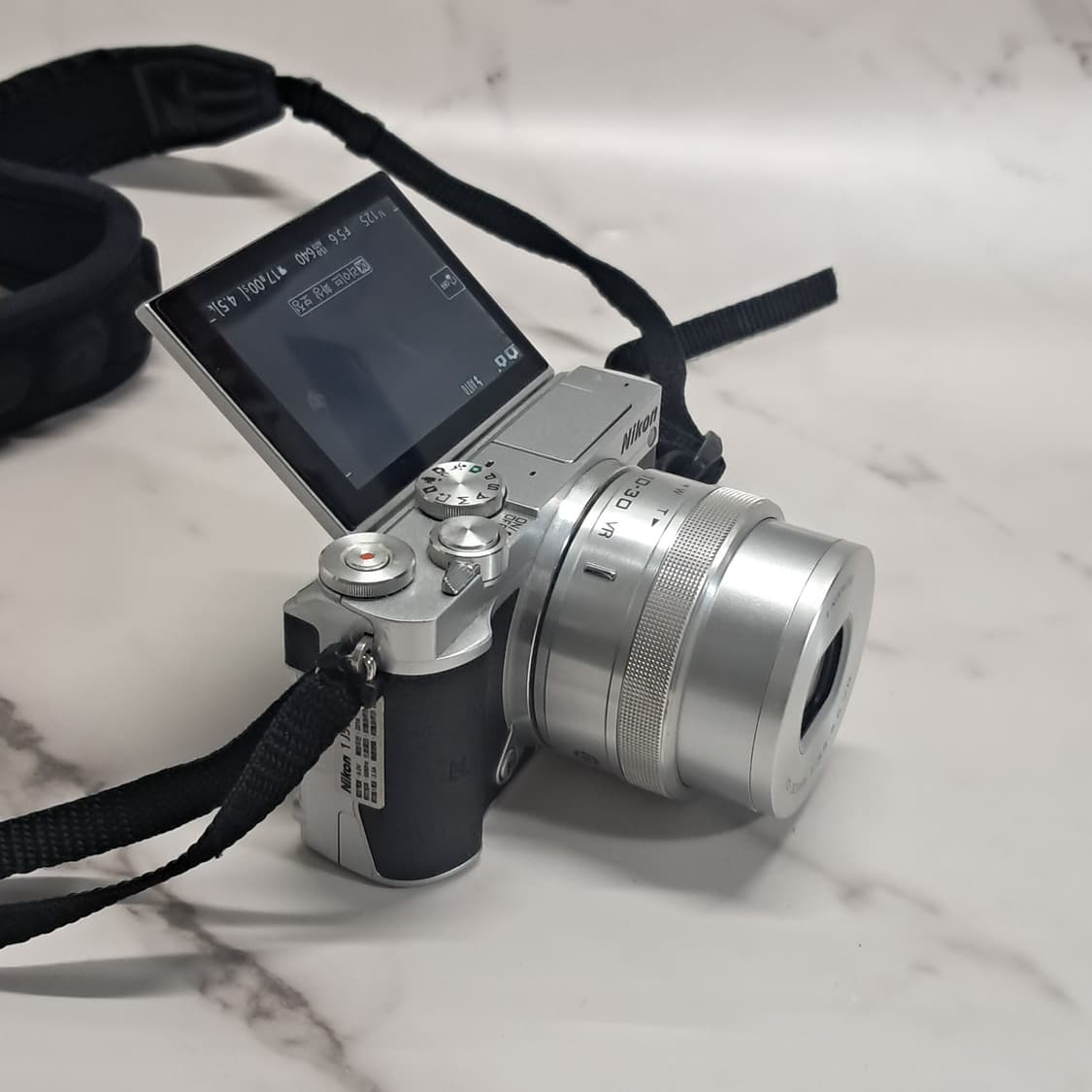 A급 Nikon1 J5 미러리스 바디 / 10-30mm 렌즈 상품이미지2