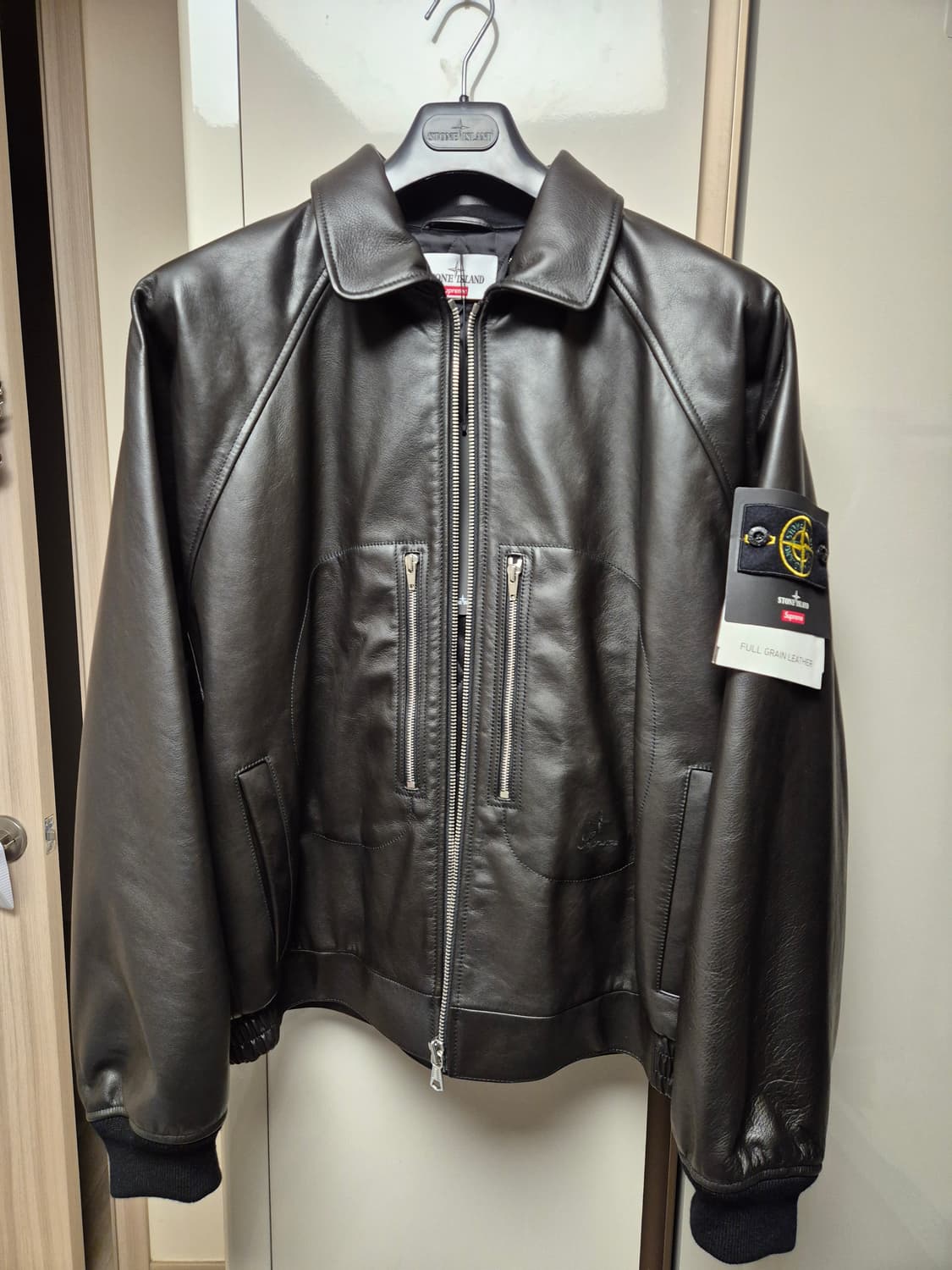 슈프림 스톤아일랜드 레더 봄버 블랙 상품이미지1