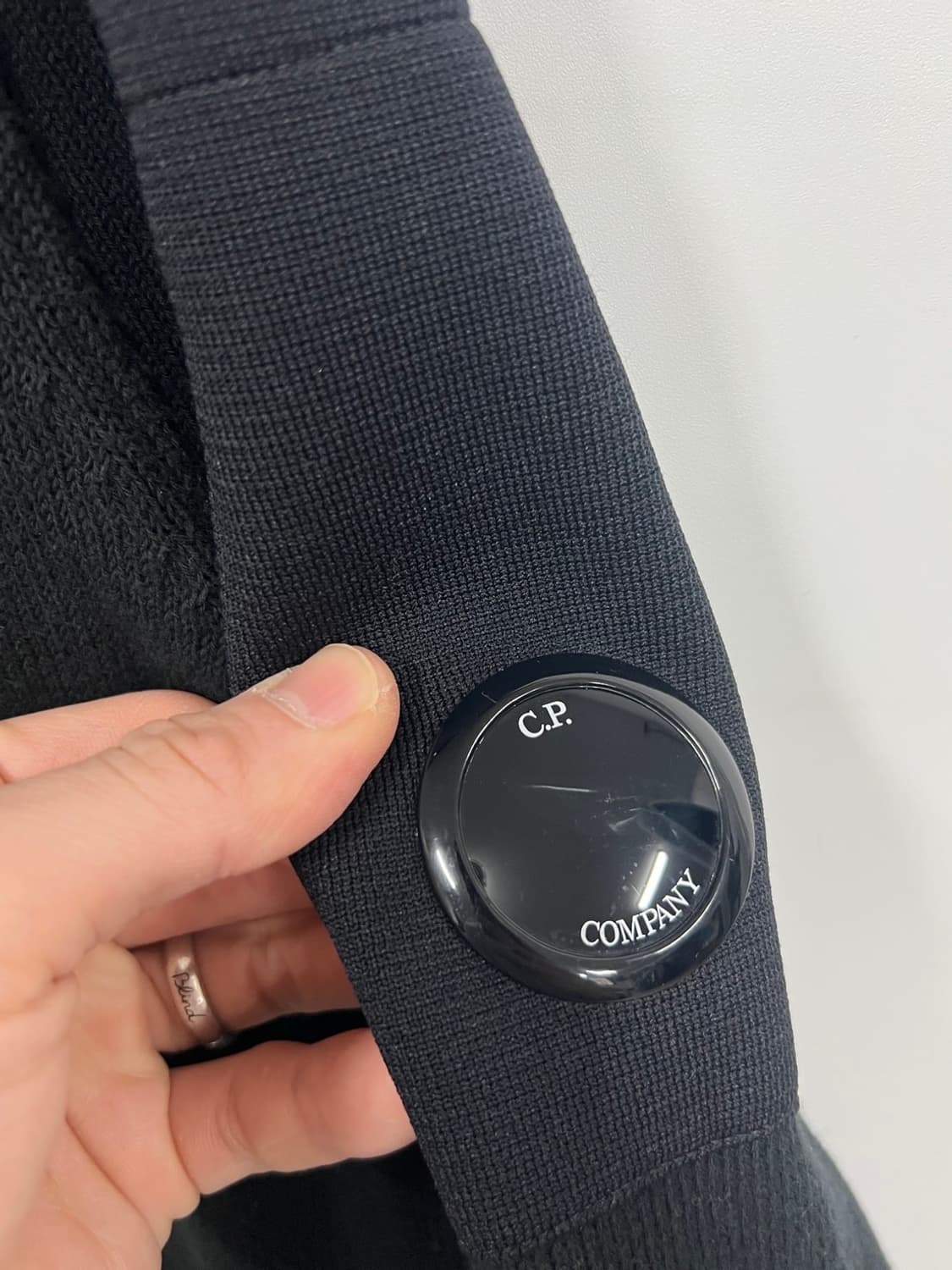 CP 컴퍼니 렌즈 와펜 라운드넥 긴팔 니트  상품이미지3