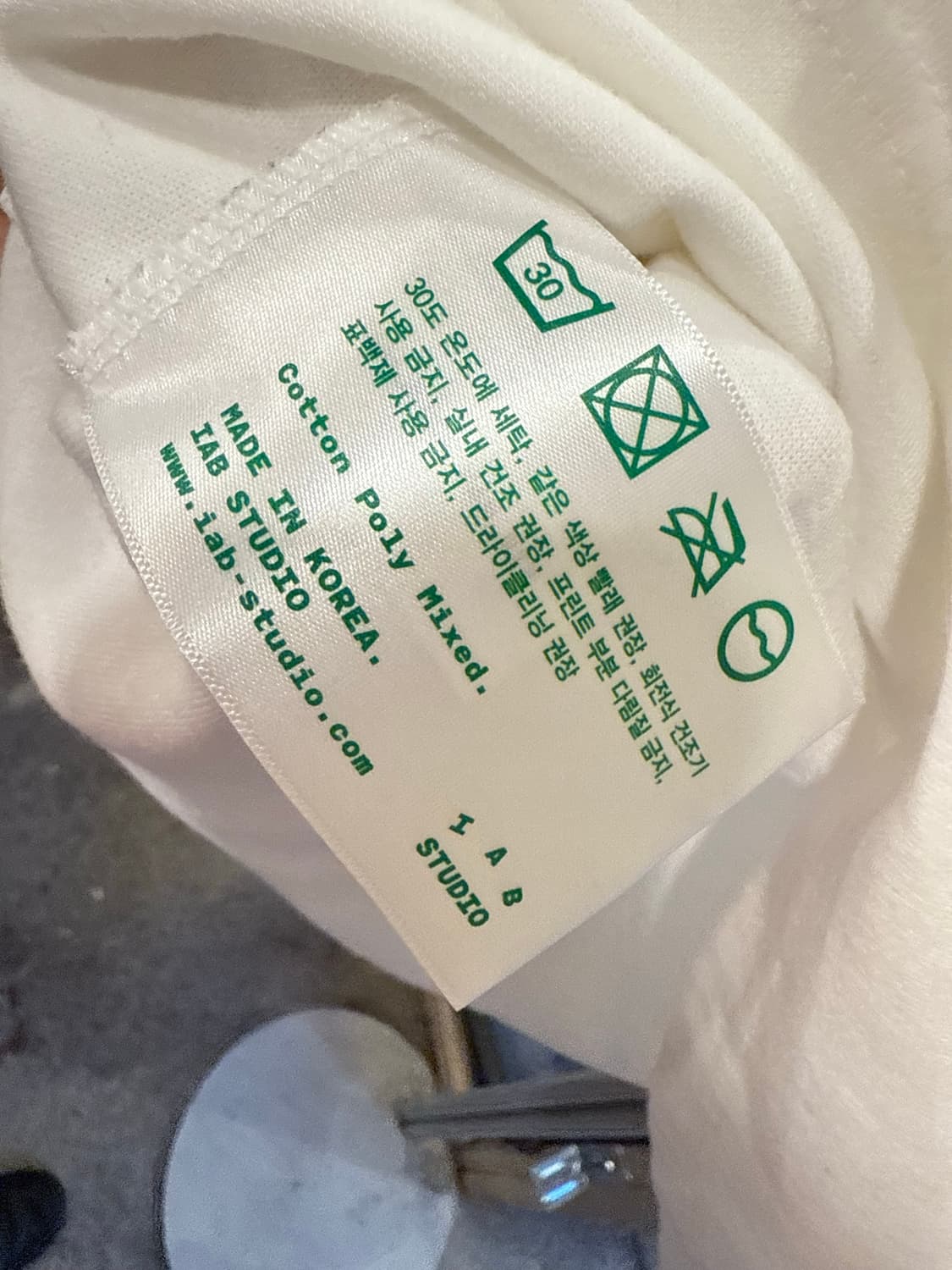 아이앱 스튜디오 10주년 화이트 반팔티 상품이미지3