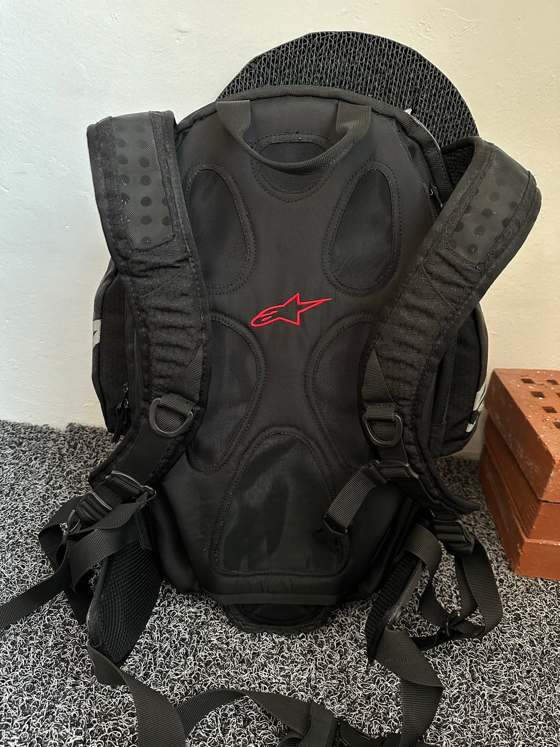 알파인스타 헬멧 백팩 블랙 상품이미지3