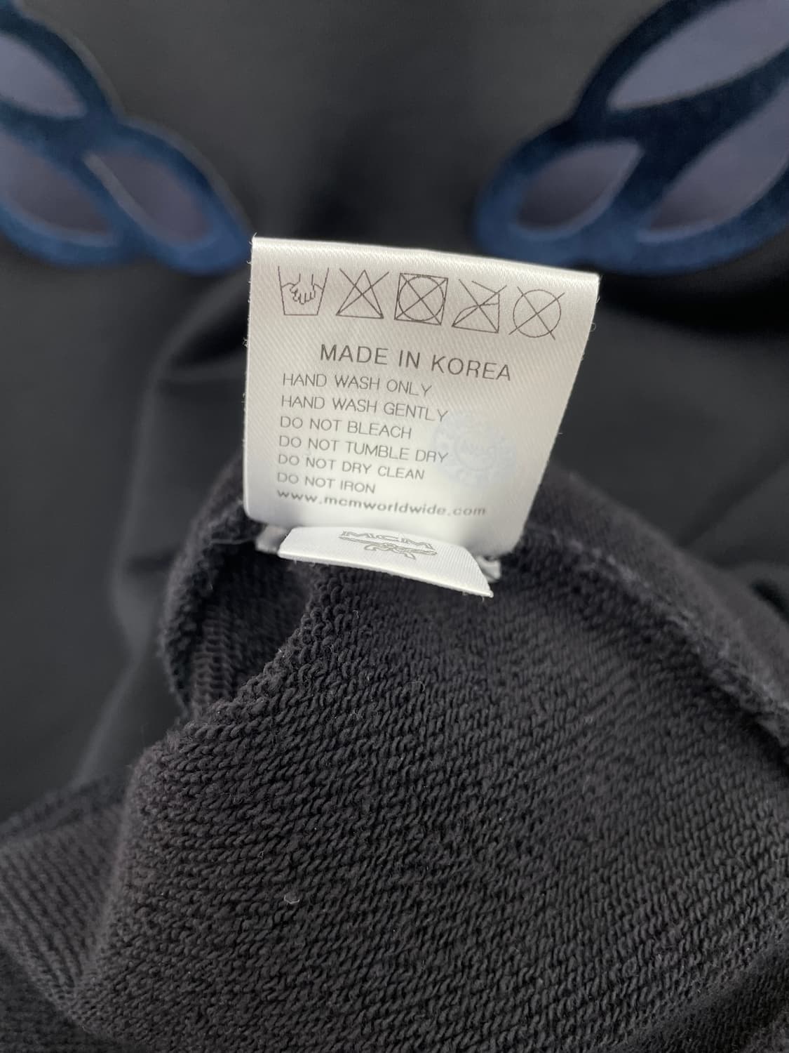 MCM 엠씨엠 벨벳 패치 라운드넥 맨투맨 상품이미지6