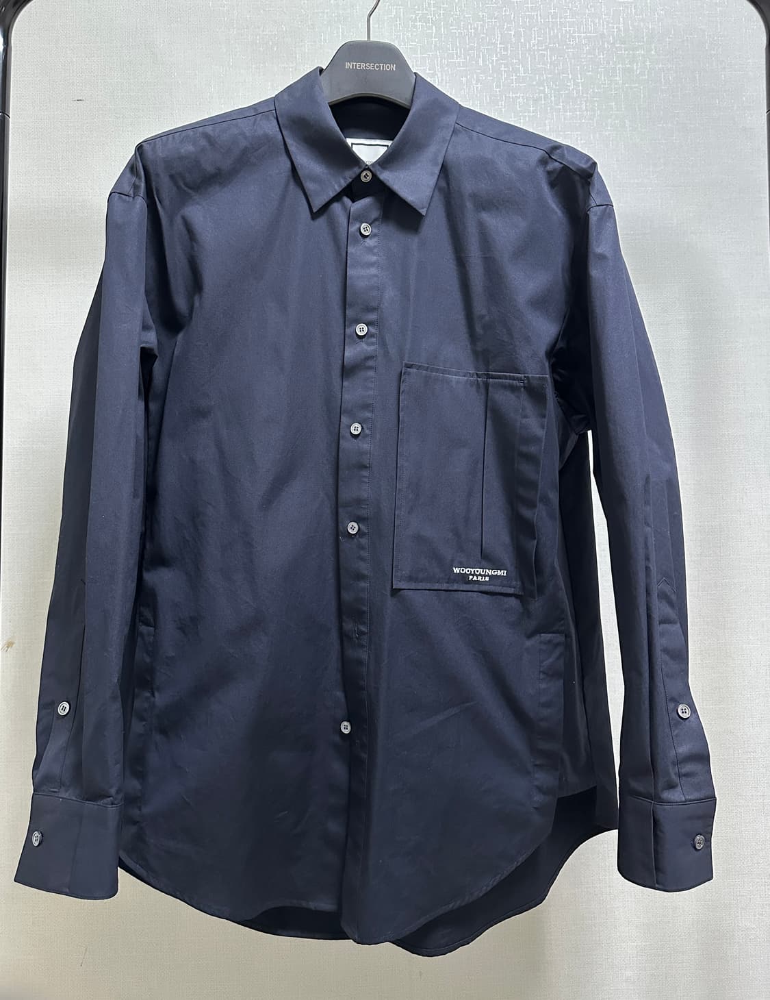 우영미 21FW 백로고 셔츠 네이비 상품이미지1