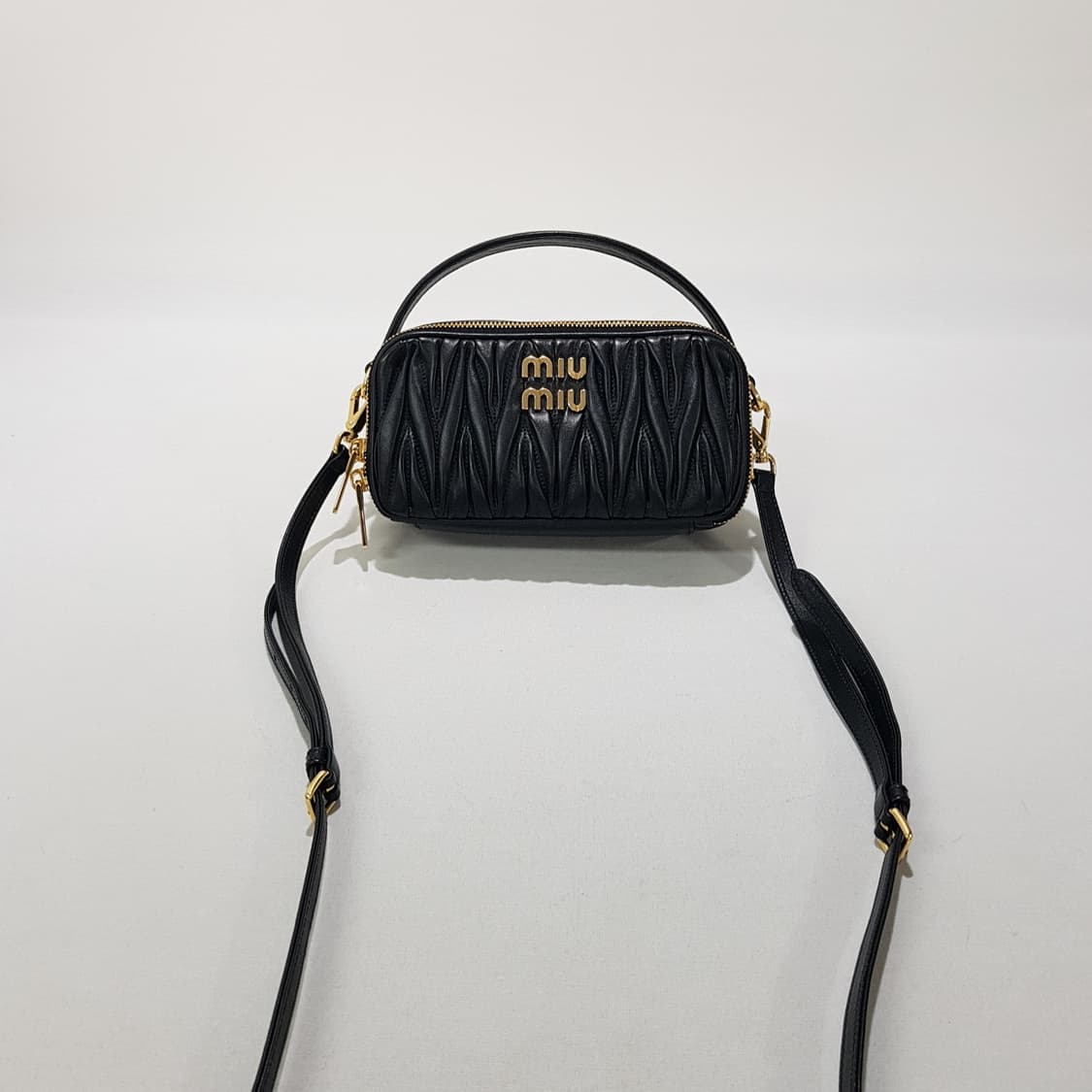 미우미우 마틀라쎄 나파 레더 숄더백 5BH229 상품이미지1