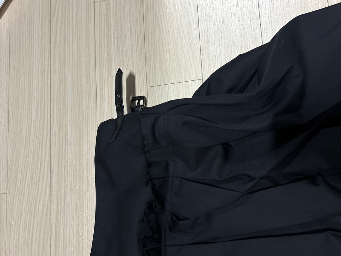 밀로우먼 버클 플리츠 스커트 블랙 상품이미지7