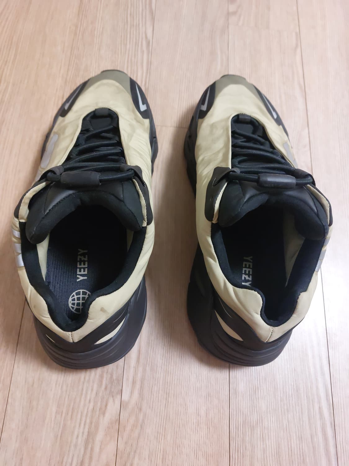 아디다스 이지 부스트 700 MNVN 레진 상품이미지6