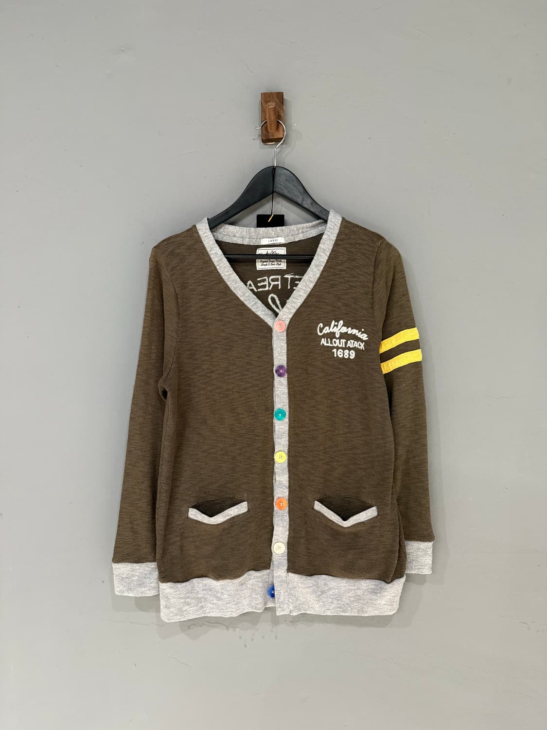 button detail lettering cardigan 상품이미지5