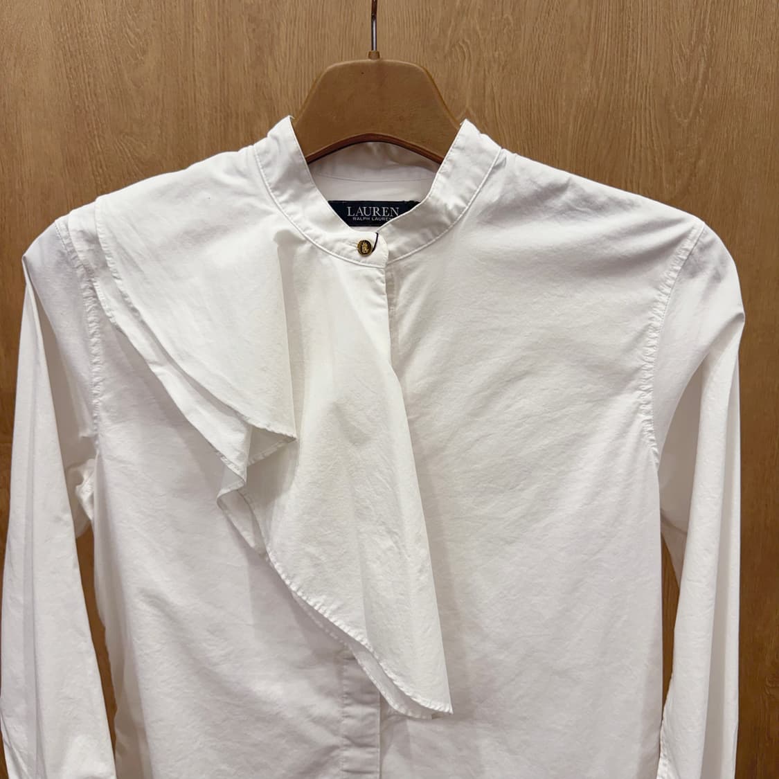 랄프로렌 스탠드카라 코튼 블라우스 프릴 셔츠 골드 버튼 디테일 화이트 상품이미지4