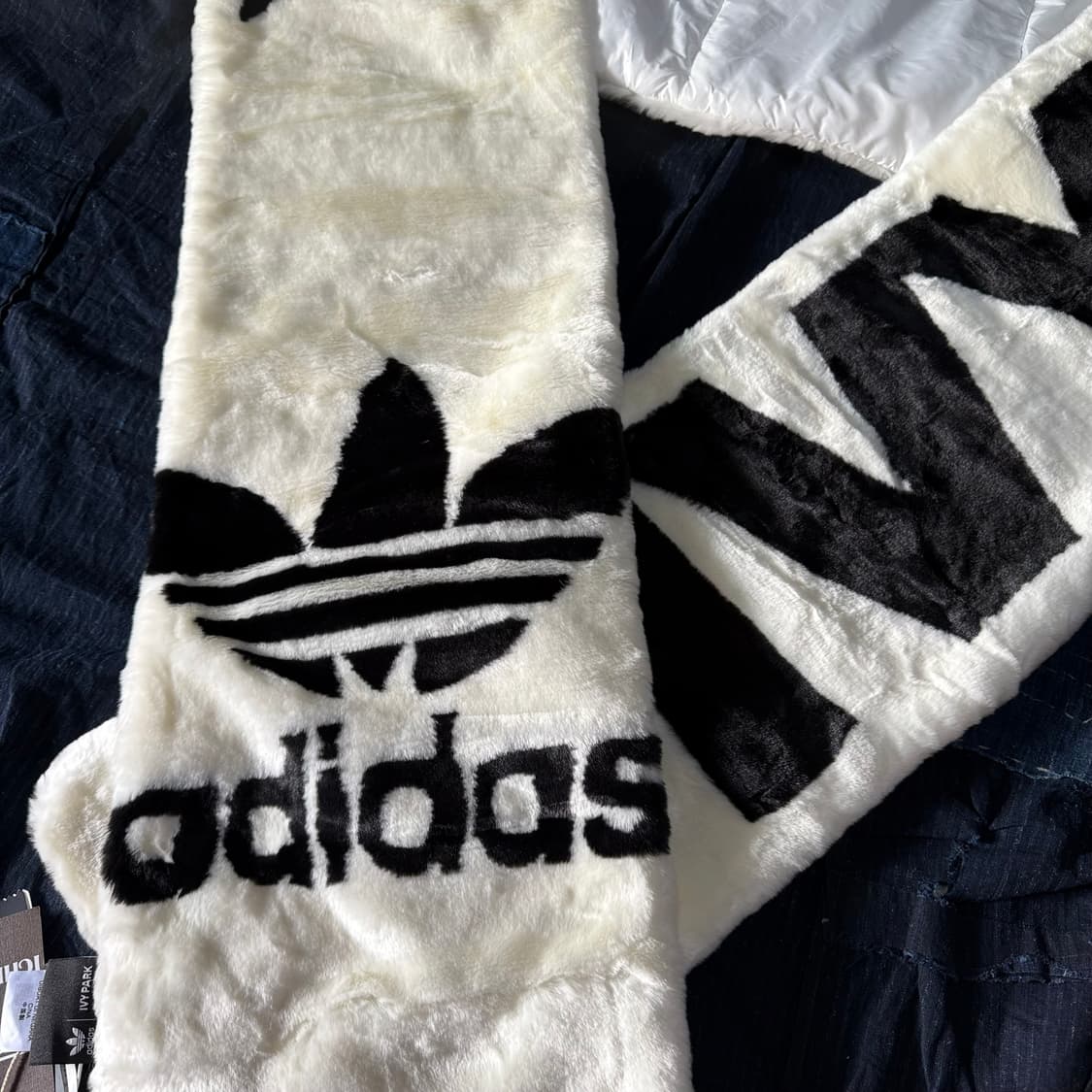 아디다스 x 아이비파크 리미티드 인조 퍼 스카프 상품이미지2